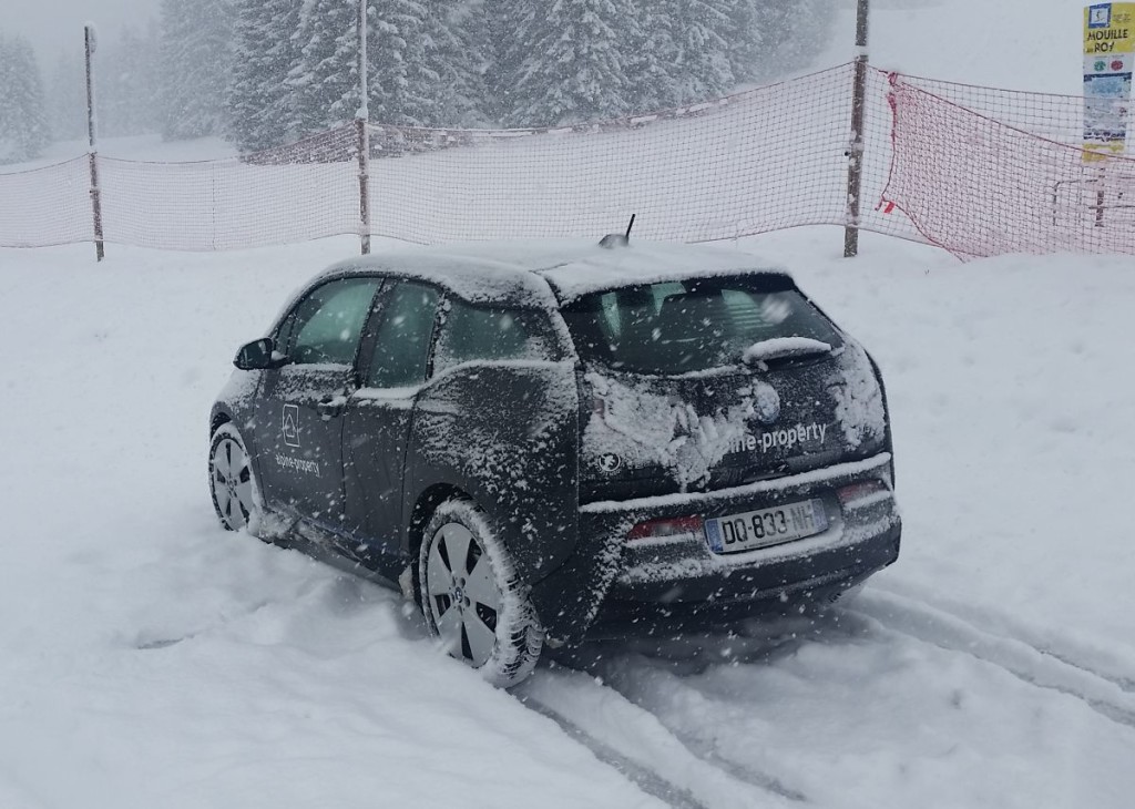 voiture électrique dans la neige