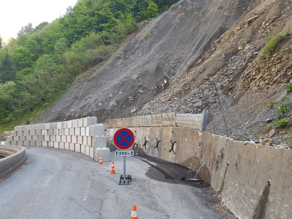 The retaining wall by the landslip, no ongoing work and easy to pass.